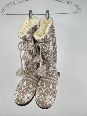 Muk Luks Large 9-10 Taupe & Cream Knit Slipper Boots Nordic Cozy